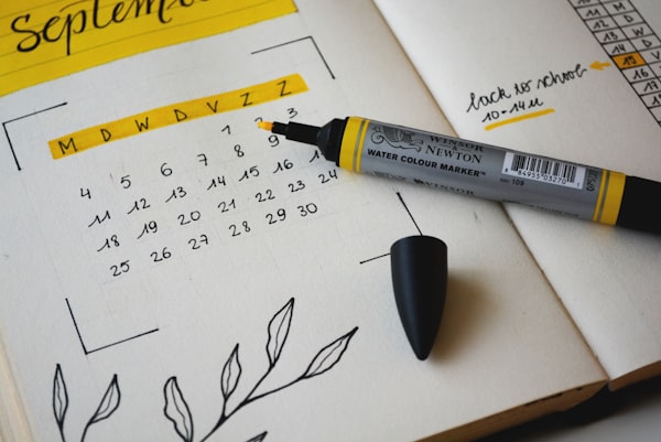 時計と書類 — クチコミ返信に費やす時間のイメージ